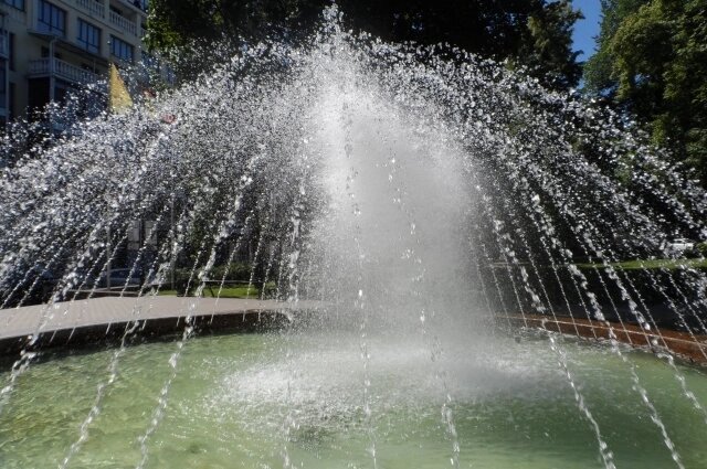    Мужчине фонтан снится как символ энергии, успеха и амбиций. Сонник Цветкова сообщает, что сильный фонтан с чистой водой предвещает подъем в делах, реализацию новых идей. Фото: АиФ/ Юлия Францова