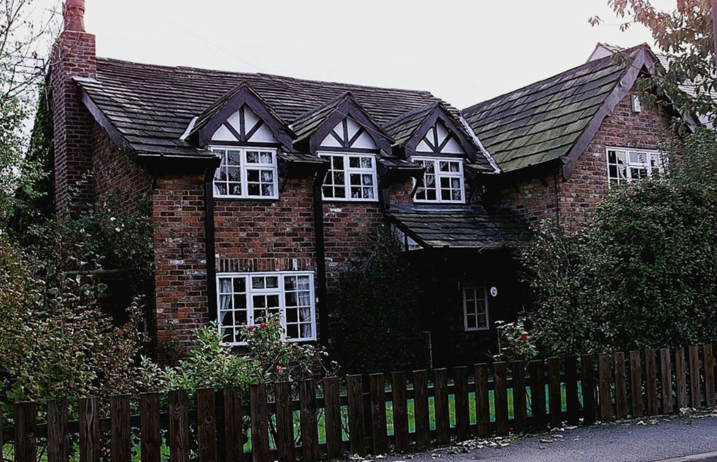 Дом Уилмслоу в Чешире, где Салли и Стивен Кларк потеряли двух своих новорожденных сыновей.