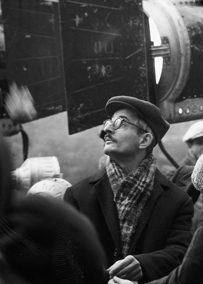    Марлен Хуциев родился 4 октября 1925 года в Тифлисе (ныне Тбилиси, Грузия) в семье коммуниста-революционера и актрисы. Школьные годы будущий режиссёр провёл в Москве. После репрессий в 1937 году, под которые попал его отец, Хуциев вместе с матерью вернулся в родной город / РИА Новости