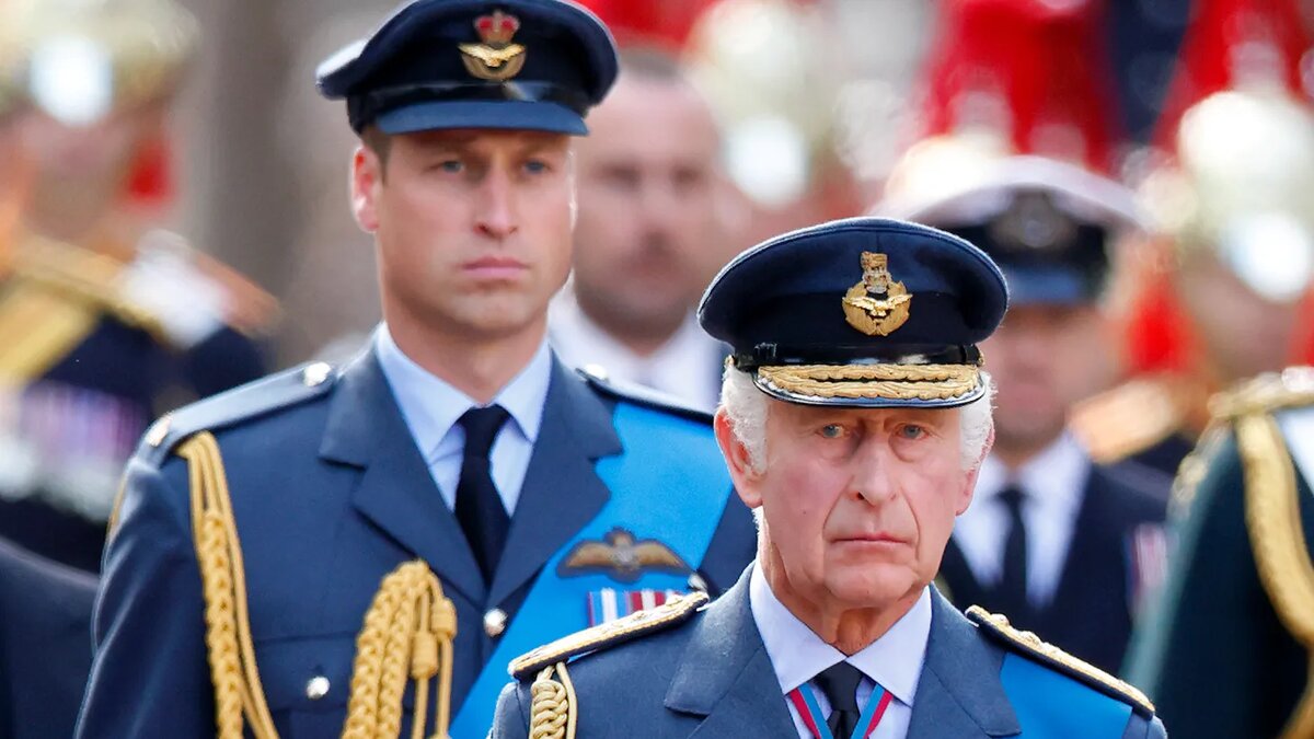 Источники, близкие к принцу, говорят, что не подразумевалось никакой критики в адрес его отца, поскольку он сказал, что хочет избежать «ошибок» своих родителей.