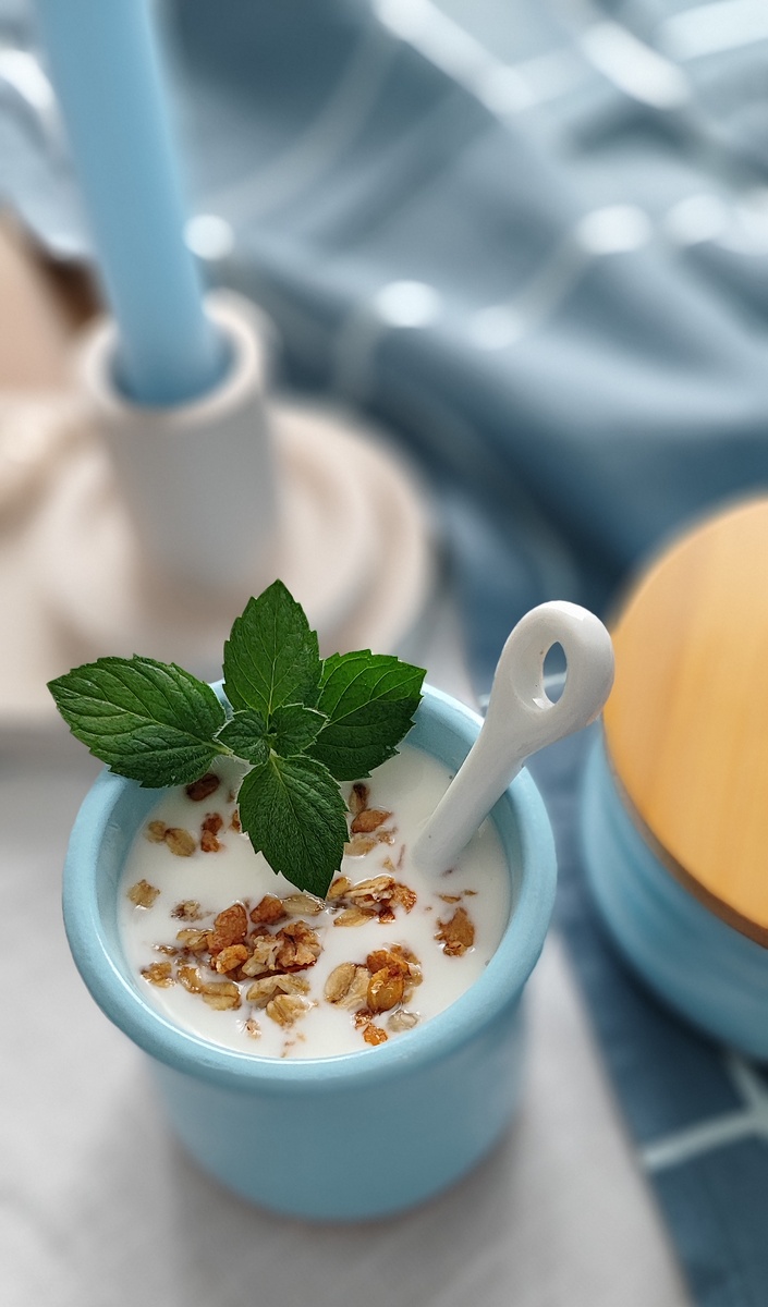 Теперь на завтрак кладу в него домашний йогурт, и "родной" йогурт съели с удовольствием - натуральный вкусный, нам понравился. 