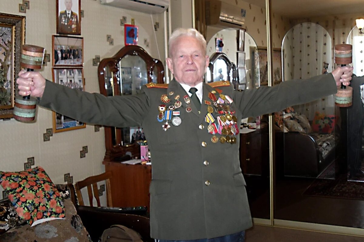    Александр Васильевич ежедневно занимается с 8-килограммовыми гантелями.