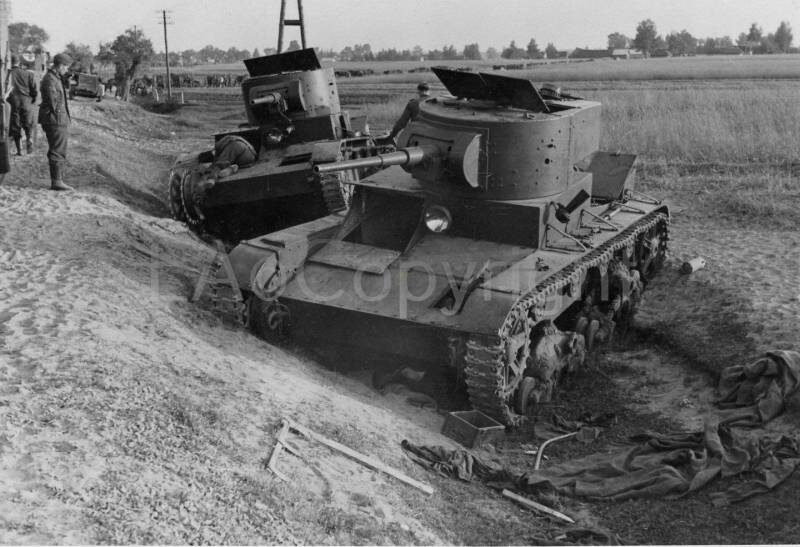 Подбитые советские танки Т-26 34 танковой дивизии 8 механизированного корпуса под Дубно. Конец июня 1941 года. Фото из открытых источников