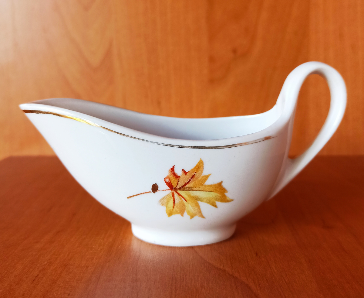 Деколь и позолота слегка потерты. Но нет ни сколов, ни трещин. 