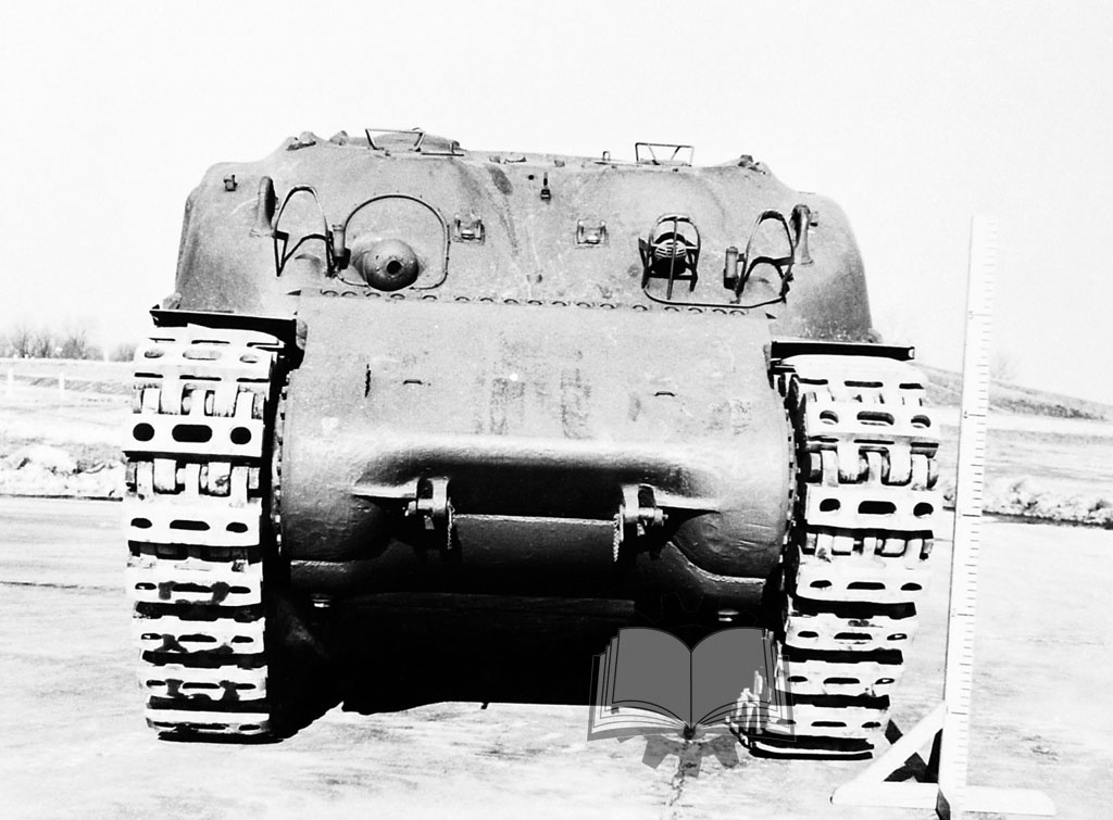 Спереди хорошо видна литая защита днища, которая сделала его толщину едва ли не больше, чем лобовую броню.