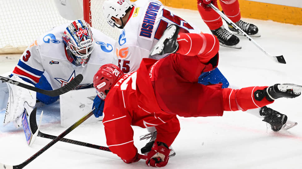    Игроки команд СКА и «Спартака» во время матча.