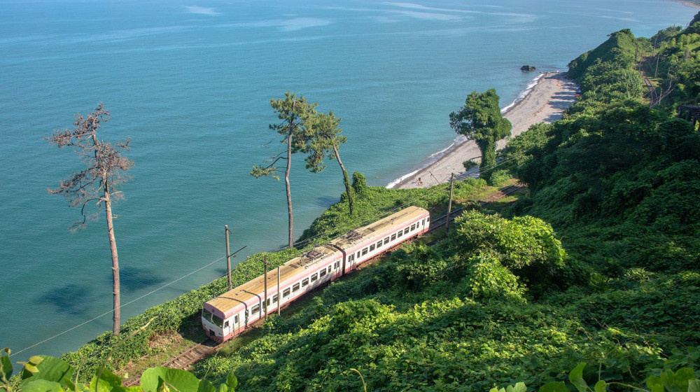    Поезд у подъезда Город, где железка проехала прямо по центру