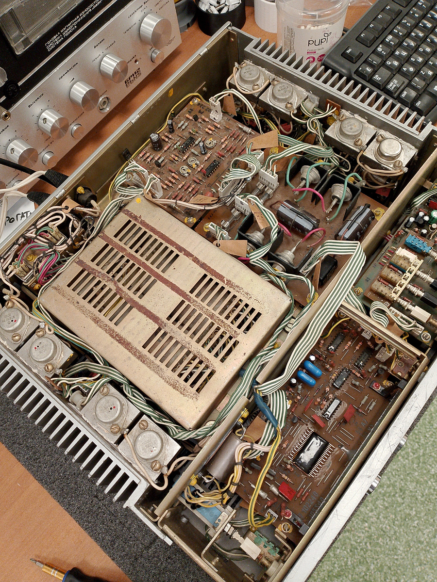 Усилитель "Электроника 017" со снятой верхней крышкой