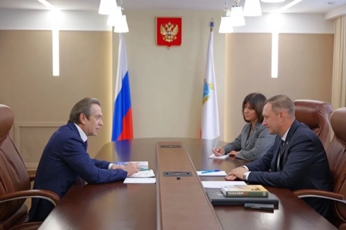    Губернатор в Саратове подарил Владимиру Машкову книгу о Табакове