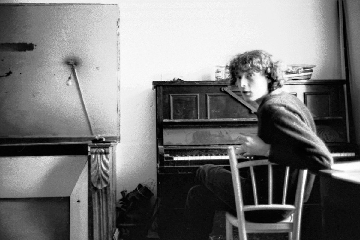 Нарцисс — зависимая личность, находящая главный наркотик в реакциях других людей. Он зависит от их «топлива» для самооценки