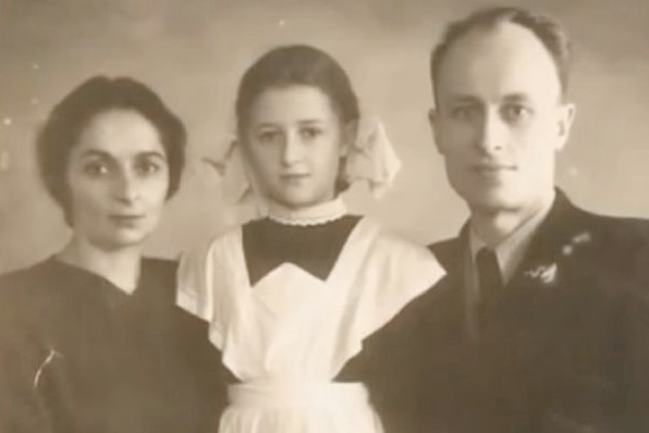 Регина Дубовицкая в детстве с родителями / фото из открытых источников 