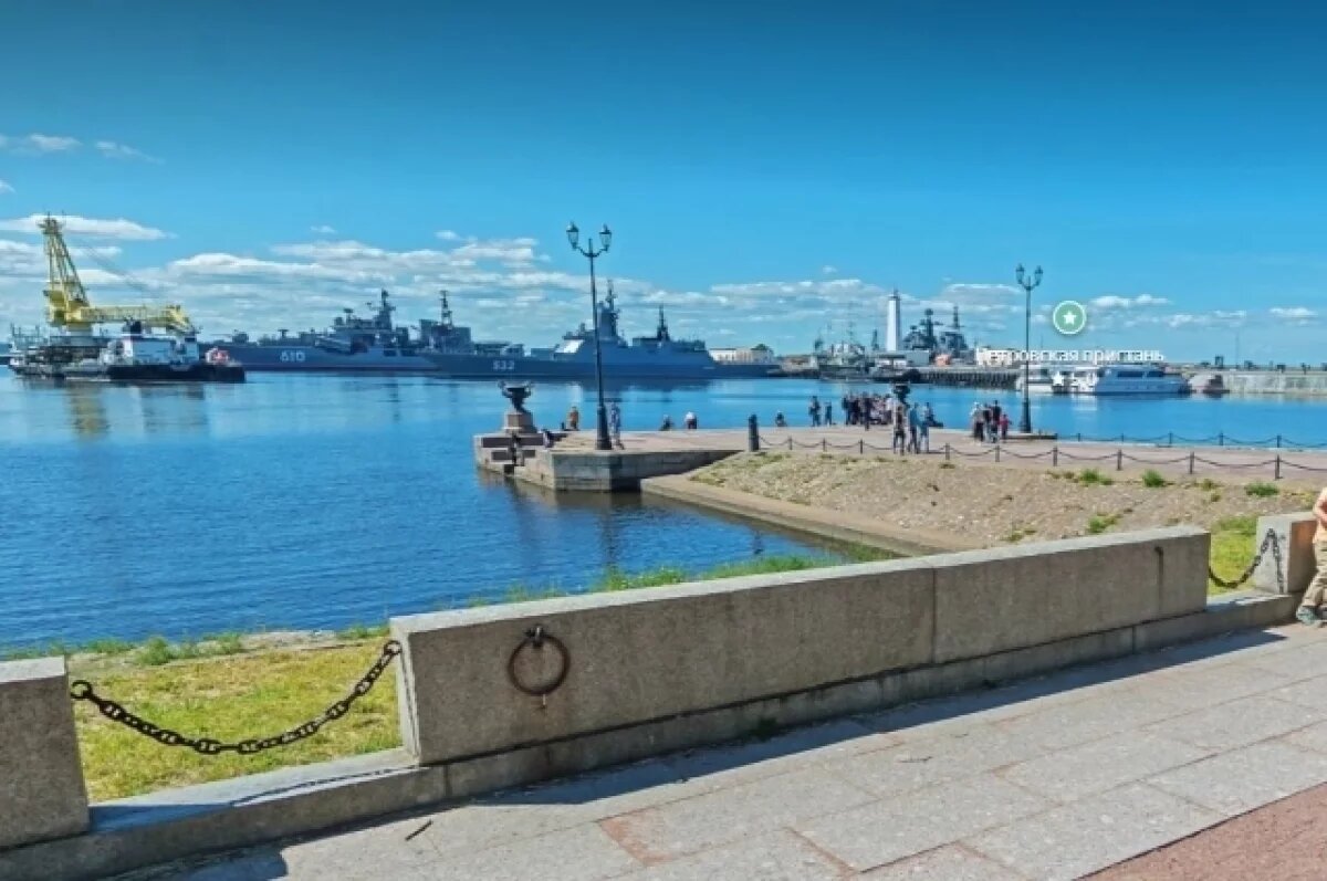    Вид на Среднюю гавань в Кронштадте.