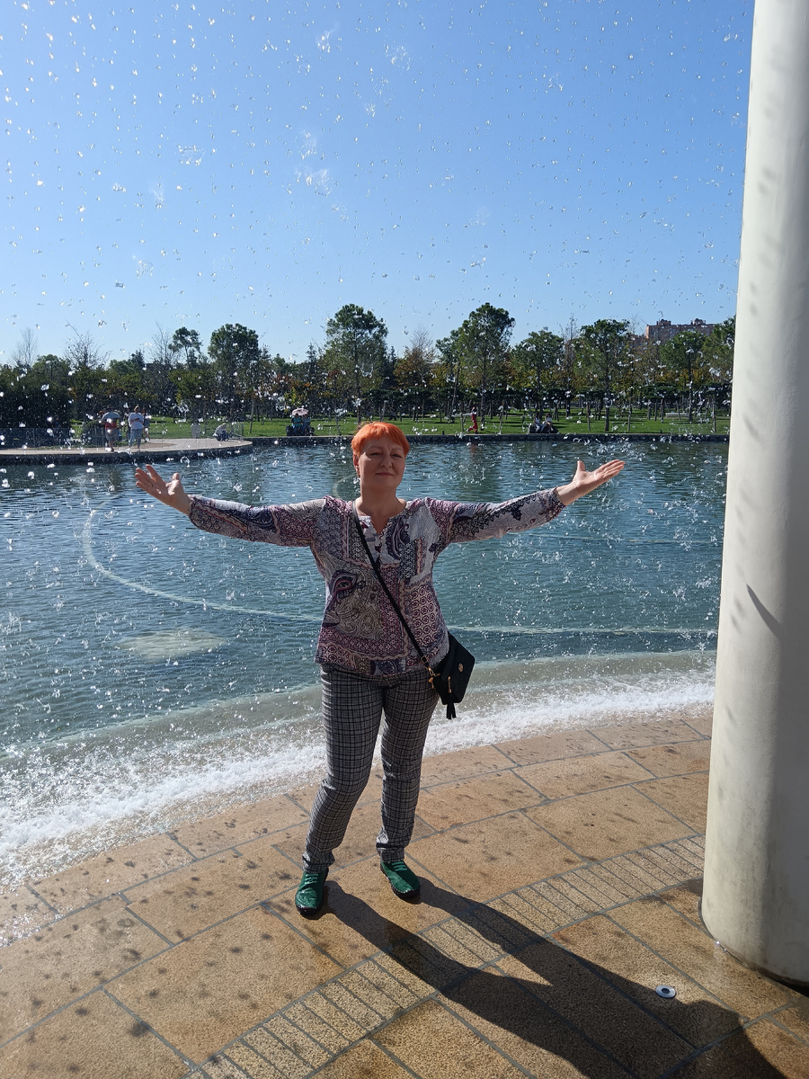 Новая локация. Вечером этот фонтан ещё и светится.