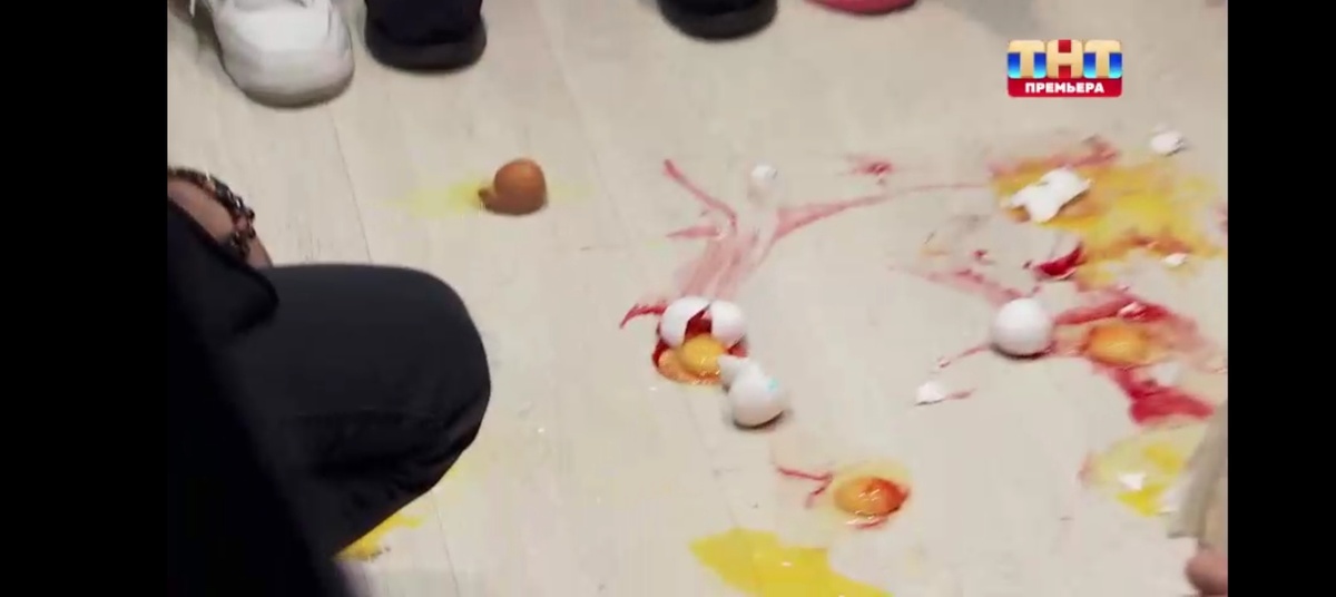 кровь в яйцах означает, что на женщинах лежит проклятие!