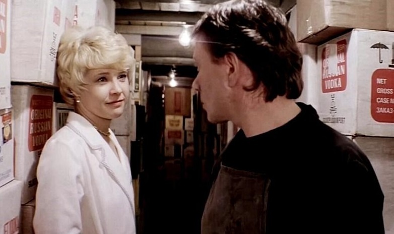Кадр из фильма «Блондинка за углом» (1984). Скриншот.