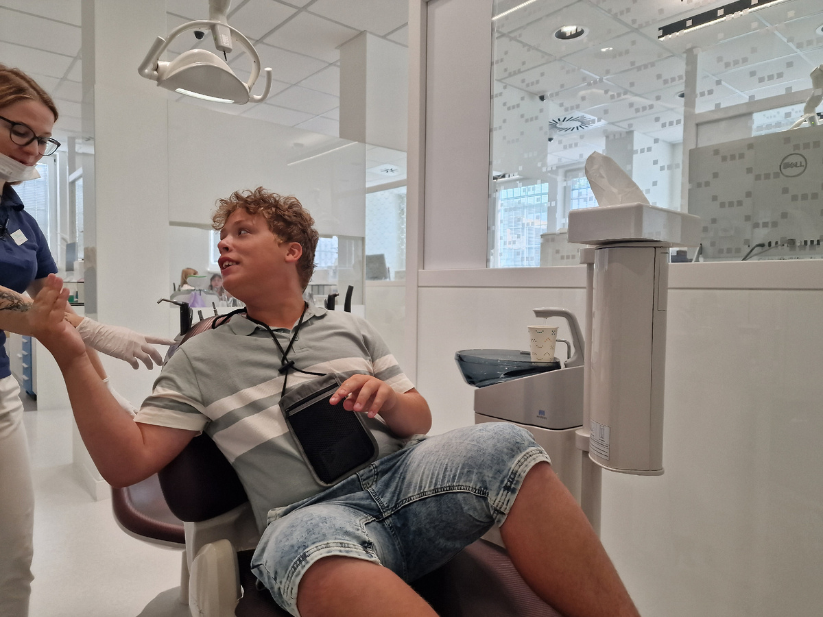 фото автора: Миша у зубного врача, в одну из попыток полечиться. Уже сбегает