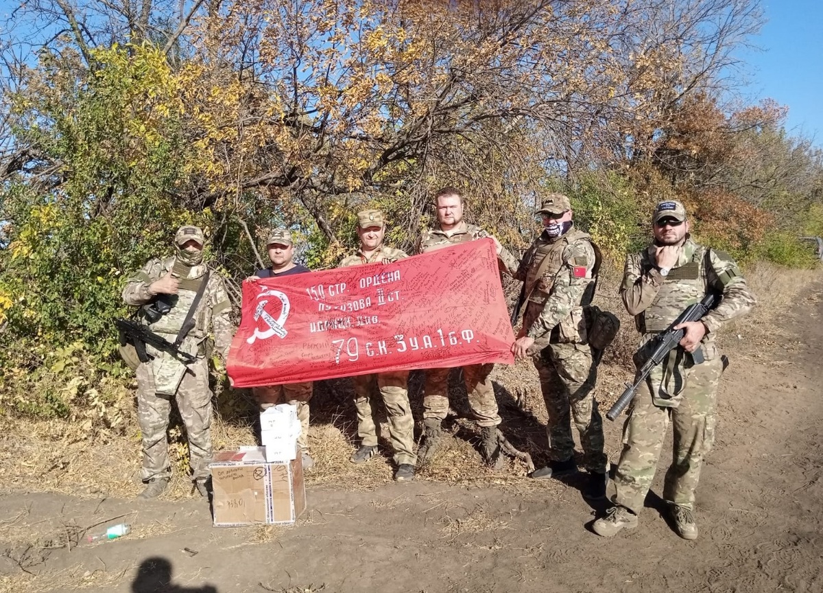 Это Знамя с серпом (по яйцам антисоветчиков) и молотом поднимают наши бойцы!