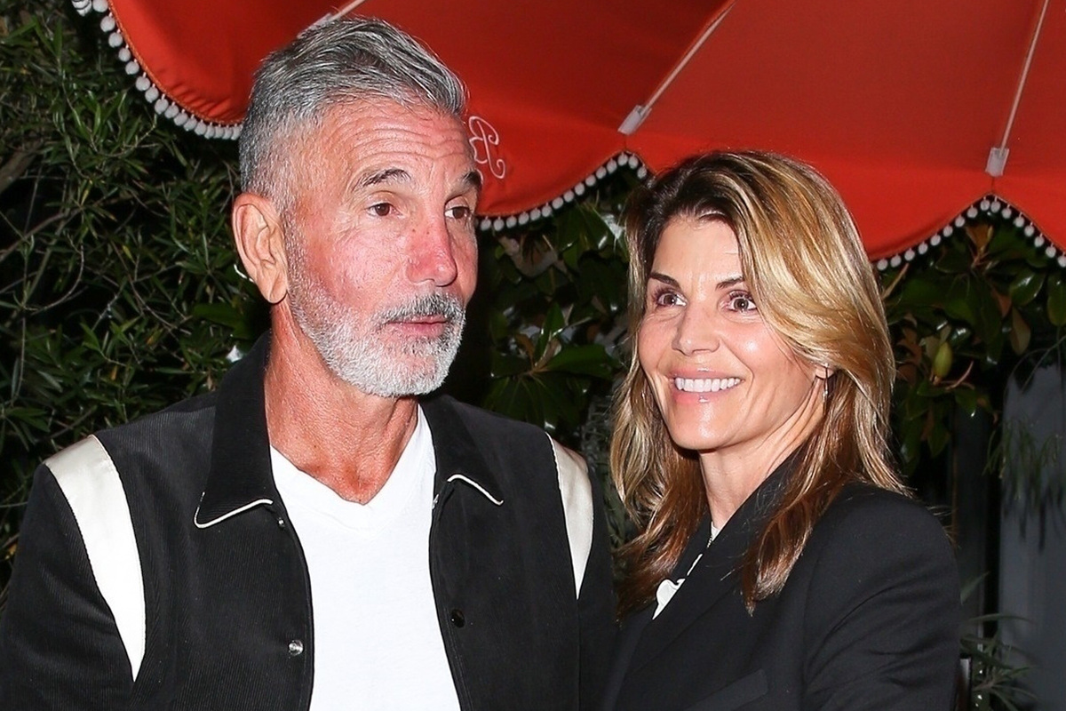     Звезда фильма «Познакомьтесь с моей мамой» Лори Лафлин рассталась с модельером Моссимо Джаннулли после 28 лет брака