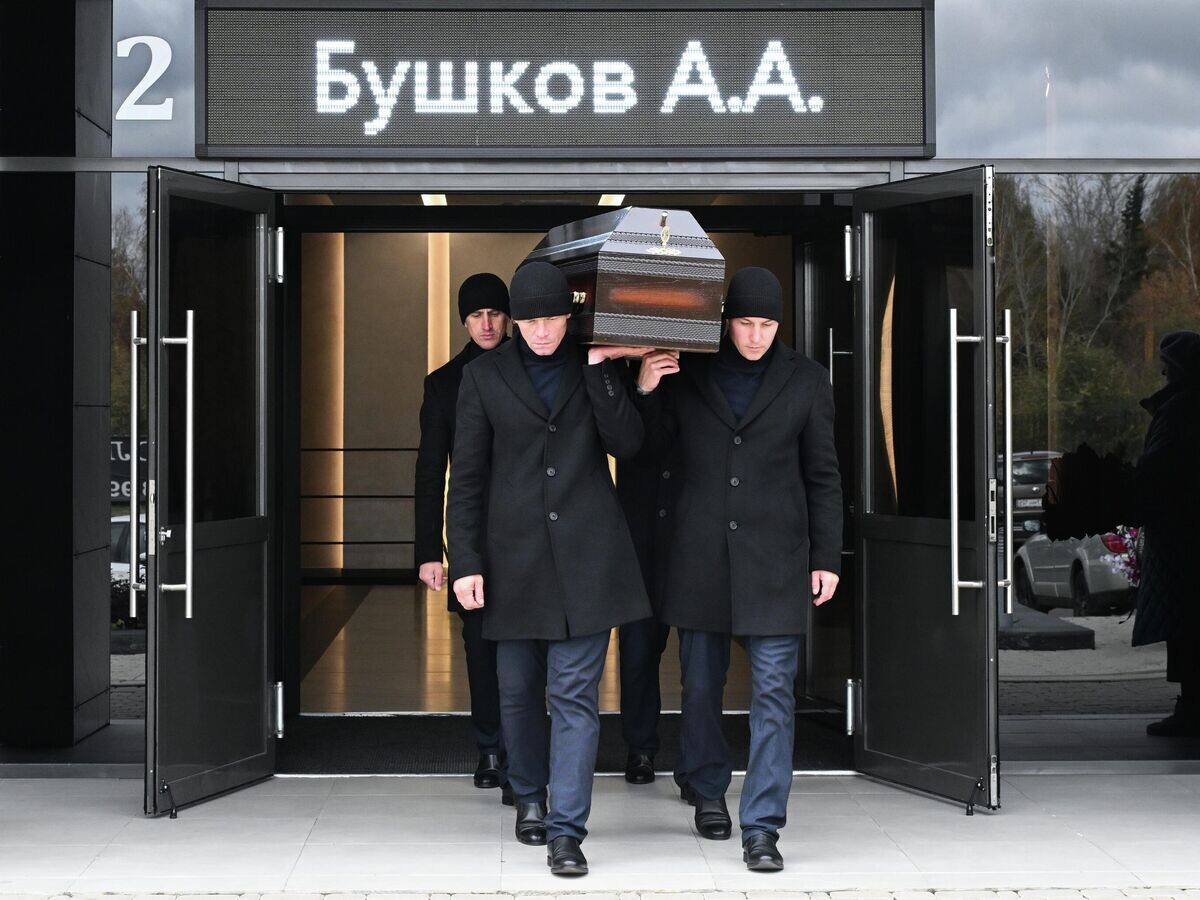    Вынос гроба с телом писателя Александра Бушкова на церемонии прощания на Бадалыкском кладбище в Красноярске© РИА Новости / Илья Наймушин
