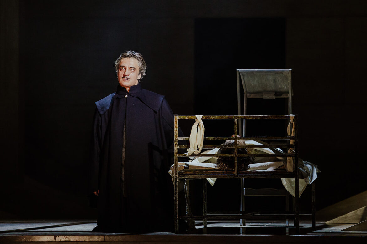 Петр1 плачет, богу молится 2 часа 40 минут с антрактом в Малом театре