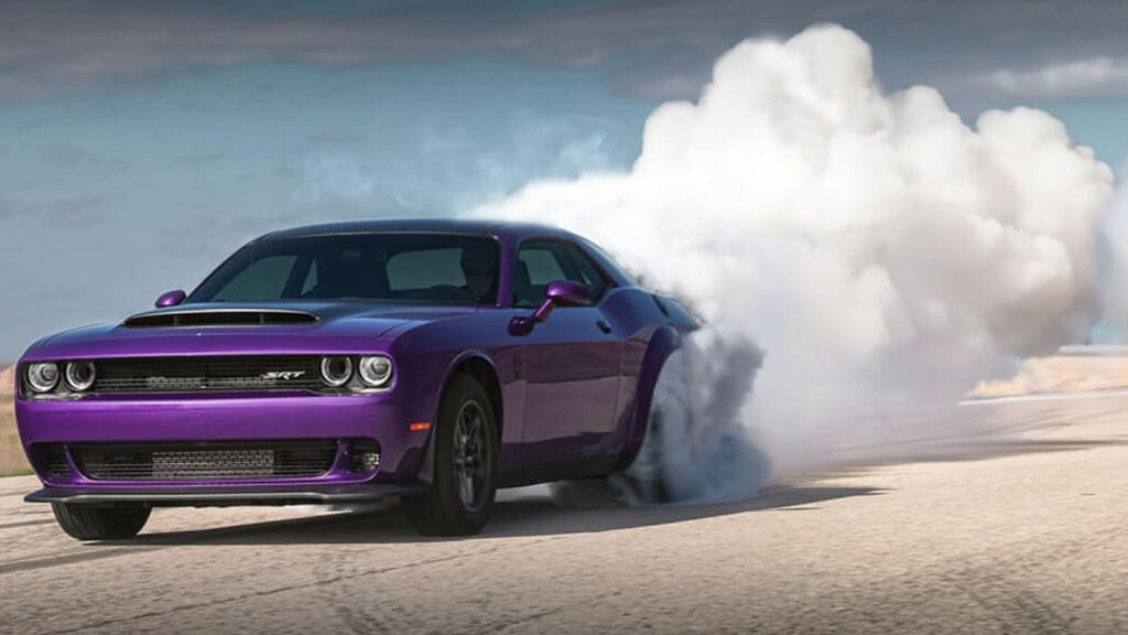 Dodge Demon — настоящий монстр дорог. Его мощь и звук двигателя невозможно забыть.
