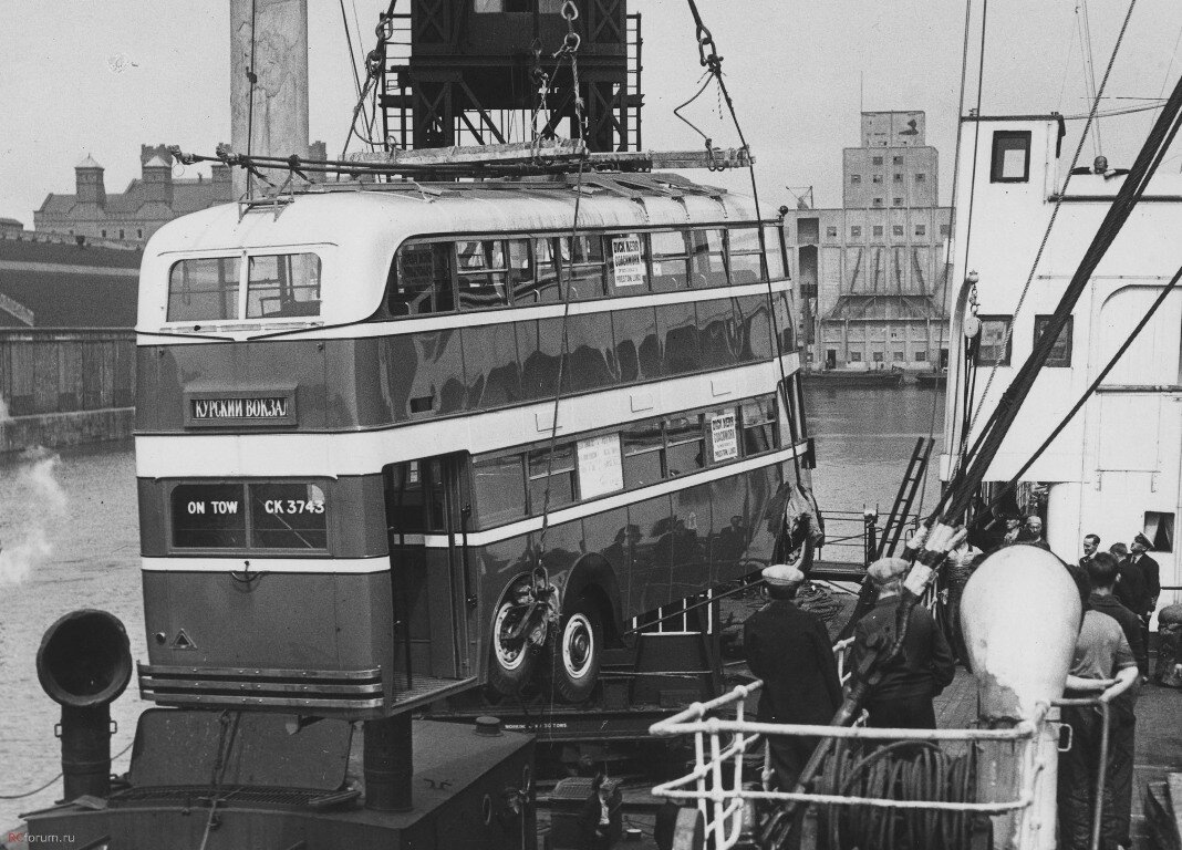 Отгрузка троллейбуса AEC 664T для Москвы в одном из портов Великобритании. Фото из коллекции David Beilby. Источник: rcforum.ru