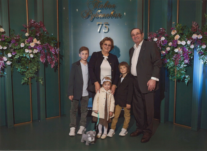    Павел Тополян с женой Татьяной и внуками