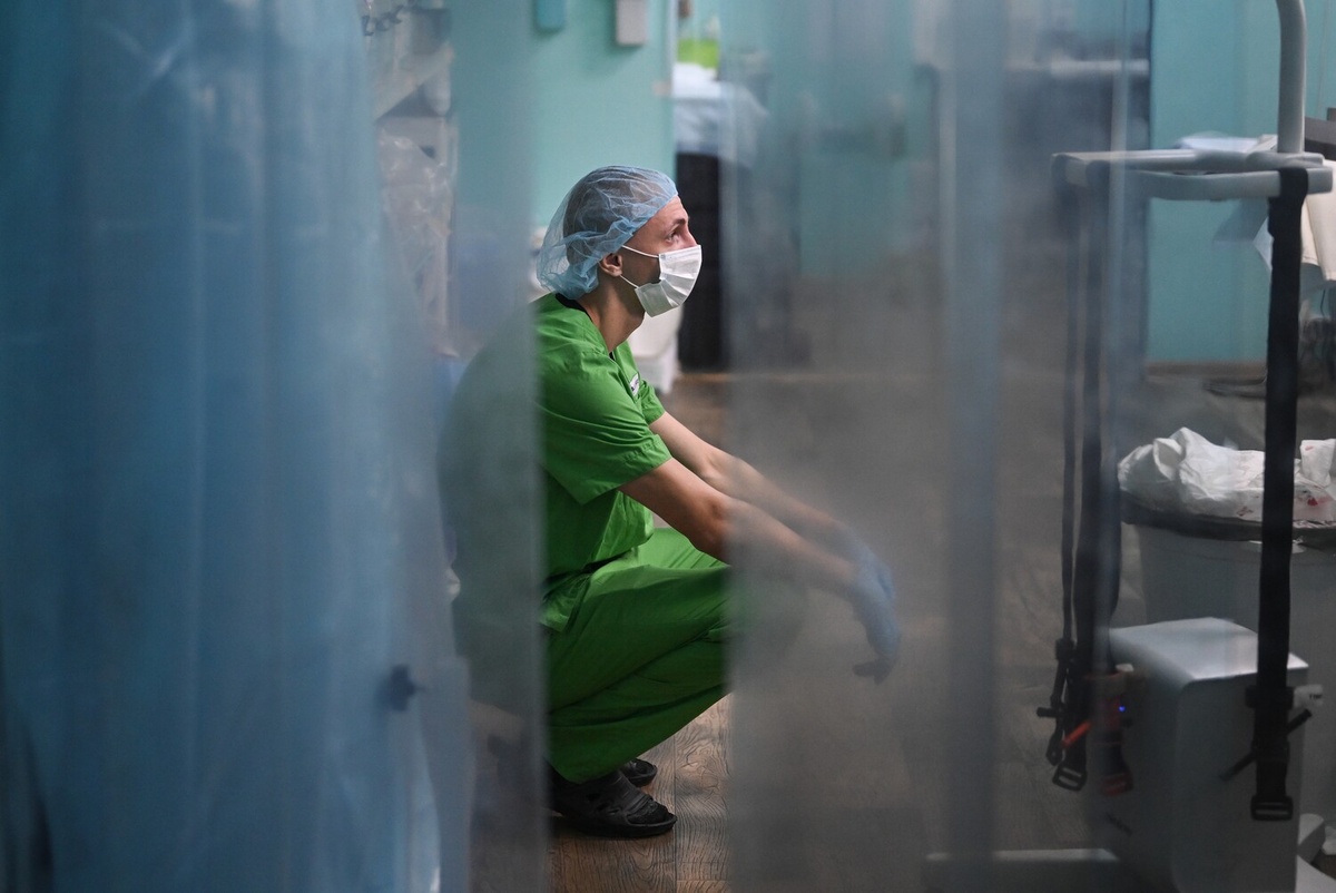 Во время работы передового госпиталя спецназа "Ахмат" 4-й бригады МО РФ в зоне проведения СВО, 27 сентября 2025 года ©Станислав Красильников/РИА Новости  📷