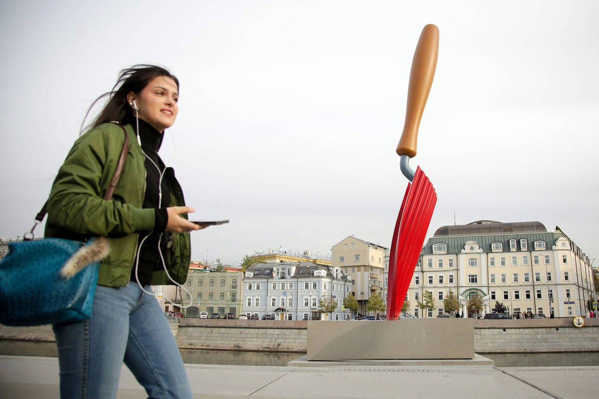 Красная версия скульптуры «Садовая лопатка» Класа Олденбурга и Кошье ван Брюгген у Дома культуры «ГЭС-2» на Болотной набережной, 3 октября 2025 года ©Артур Новосильцев/Агентство "Москва"  📷