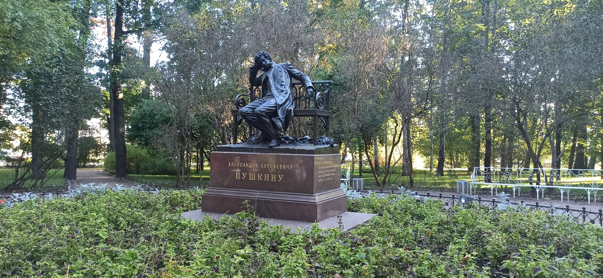 Лицейский сад. Памятник А.С. Пушкину установлен в 1900 г. Скульптор А.Р. Бах