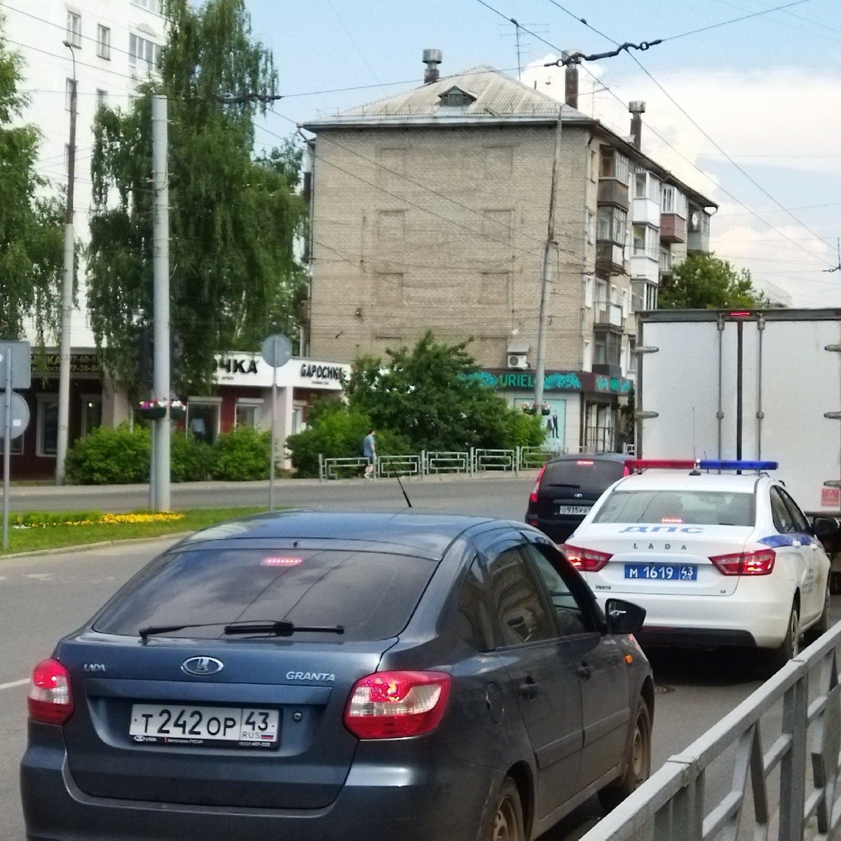    Как правильно обогнать колонну, чтобы ничего не нарушить - разбираемся в тонкостях ПДД