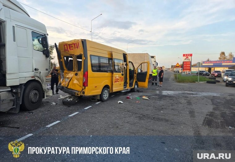    На месте аварии работают врачи