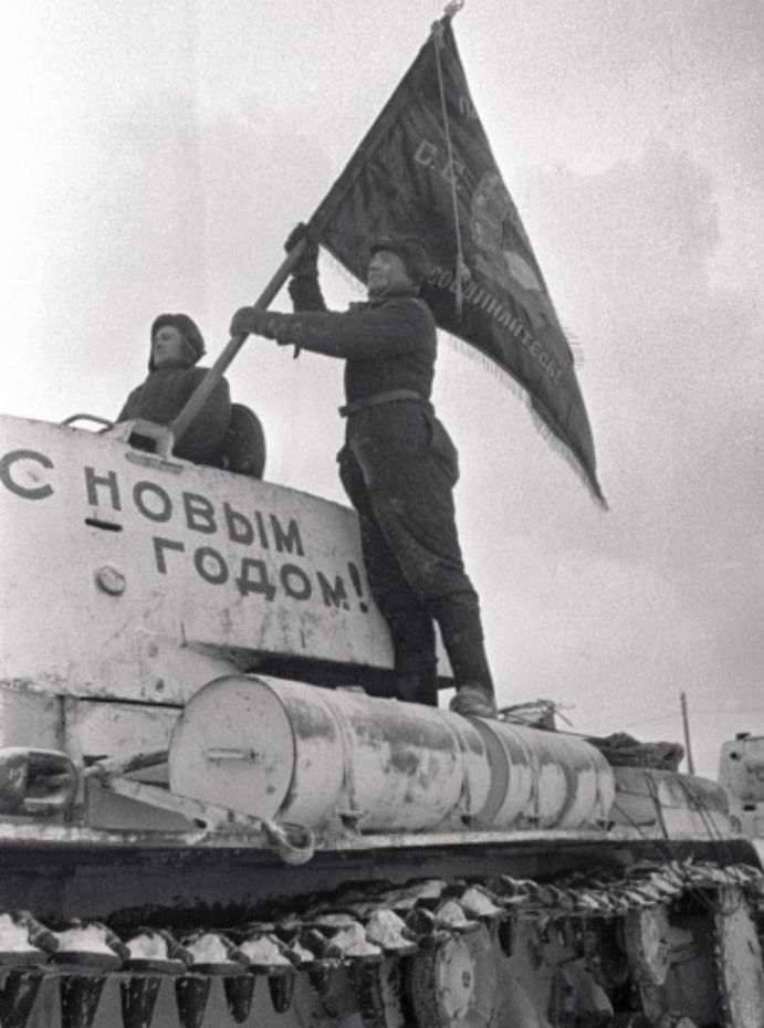 Советский танкист устанавливает знамя на танк КВ-1 с надписью «С Новым годом!», 31 декабря 1941 года