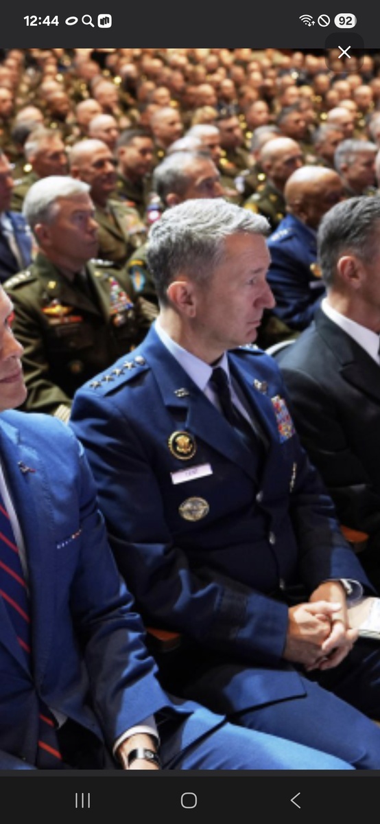 Товарищ Трамп собрал на совещание всех своих генералов.