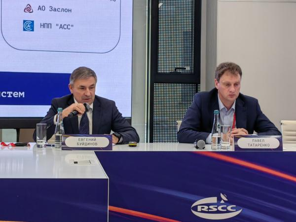 За­мес­ти­тель ге­нераль­но­го ди­рек­то­ра по раз­ви­тию и экс­плуа­та­ции сис­тем свя­зи ФГУП "Кос­ми­чес­кая связь" Ев­ге­ний Бу­динов (сле­ва) и за­мес­ти­тель ге­нераль­но­го ди­рек­то­ра - на­чаль­ник служ­бы ИТ ФГУП "Кос­ми­чес­кая связь" Па­вел Та­тарен­ко (фо­то ComNews)
