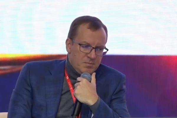 За­мес­ти­тель ми­нис­тра циф­ро­вого раз­ви­тия, свя­зи и мас­со­вых ком­му­ника­ций РФ Дмит­рий Уг­ни­вен­ко на кон­фе­рен­ции Satcomrus 2025 (фо­то ComNews)