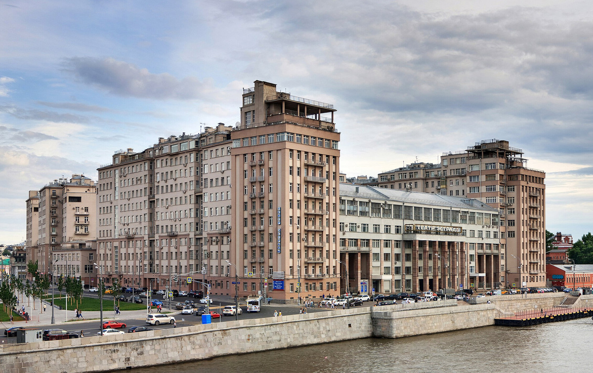 Ходят слухи, что для строительства дома использовали могильные плиты с кладбища, что тоже, согласитесь, добавляет жути. Фото: Ludvig14 / Wikimedia