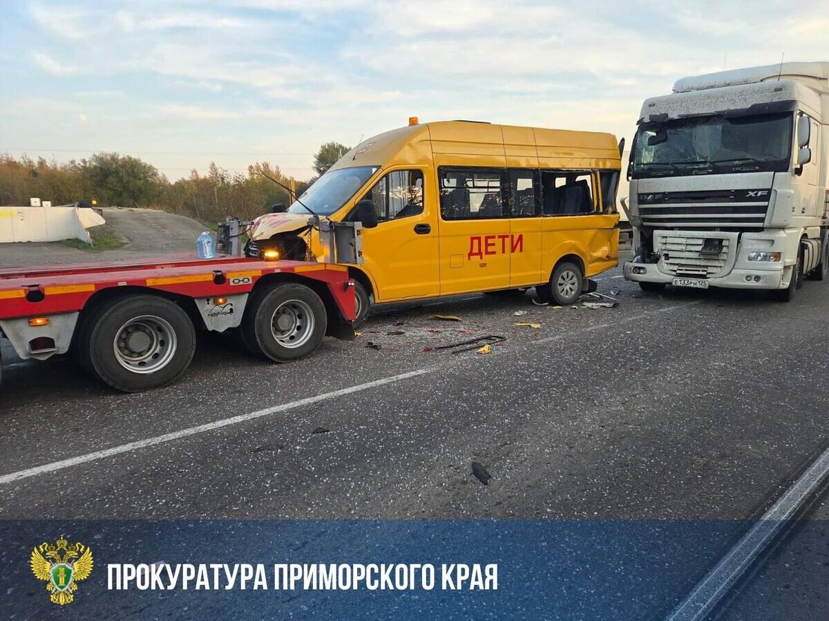    На месте ДТП с участием двух большегрузов и пассажирского автобуса с детьми в Дальнереченске. 4 октября 2025© Фото : Прокуратура Приморского края