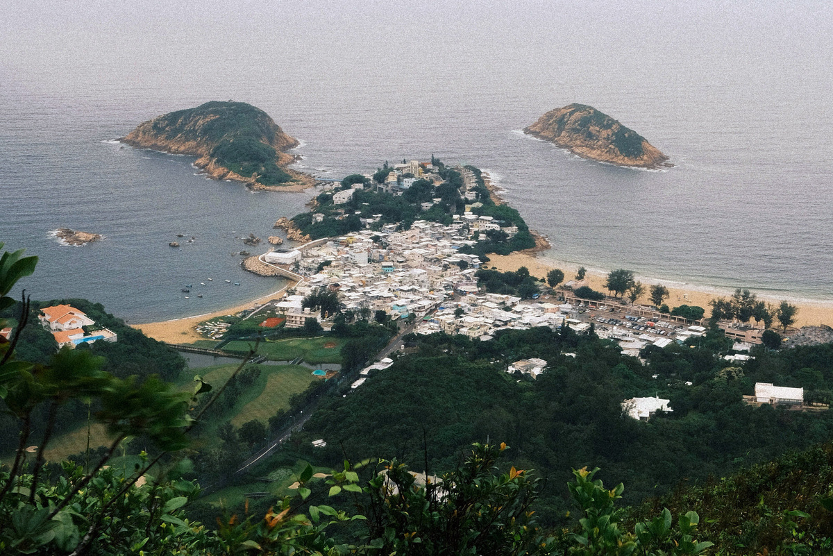 Рядом работает ресторанчик во французском стиле. Он не бюджетный, но выпить кофе с таким видом вообще бесценно. Фото: Kaden Taylor / Unsplash