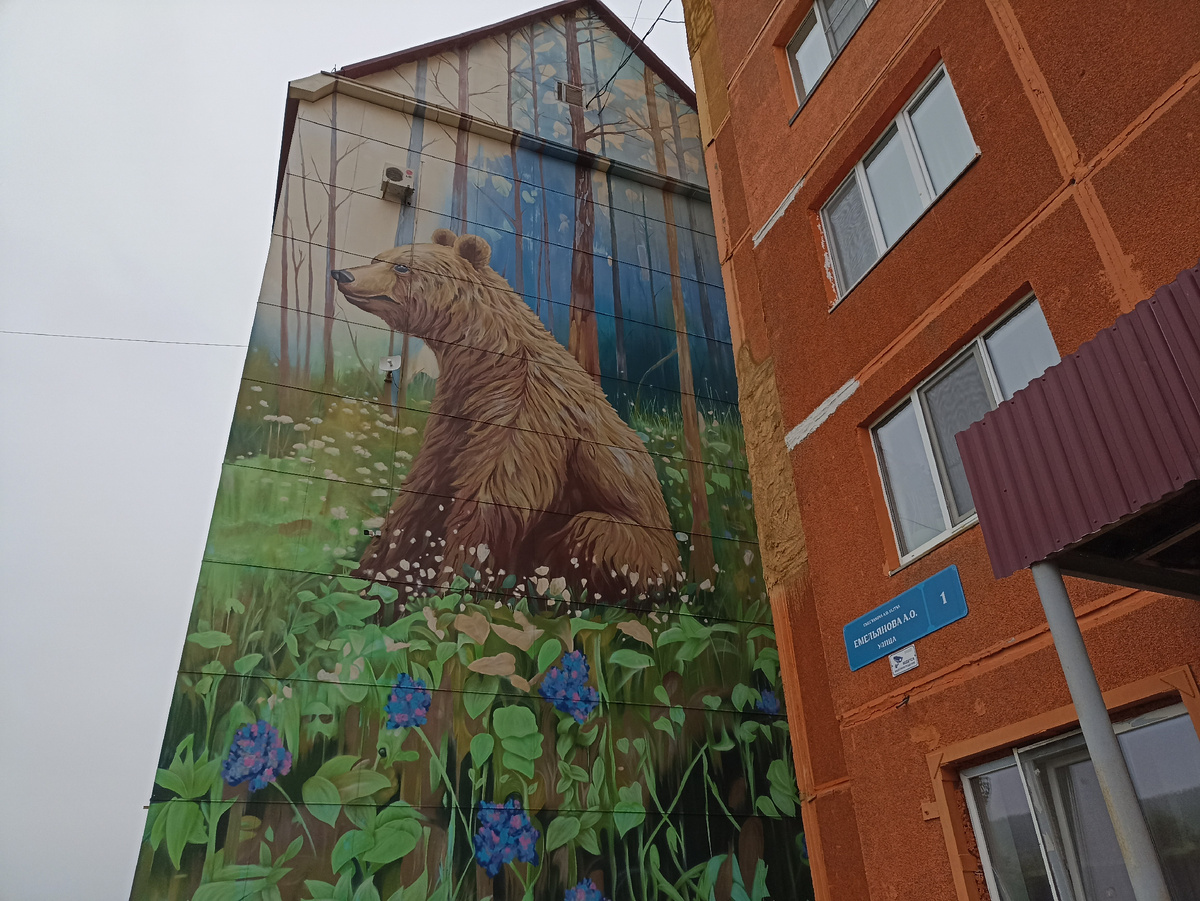 Мурал с медведем
