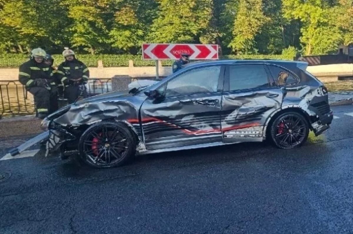    25-летняя девушка не смогла выбраться из машины и умерла до приезда медиков.