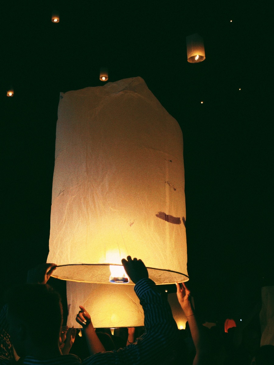 Огни Чиангмая во время фестивалей Yi Peng и Loy Krathong