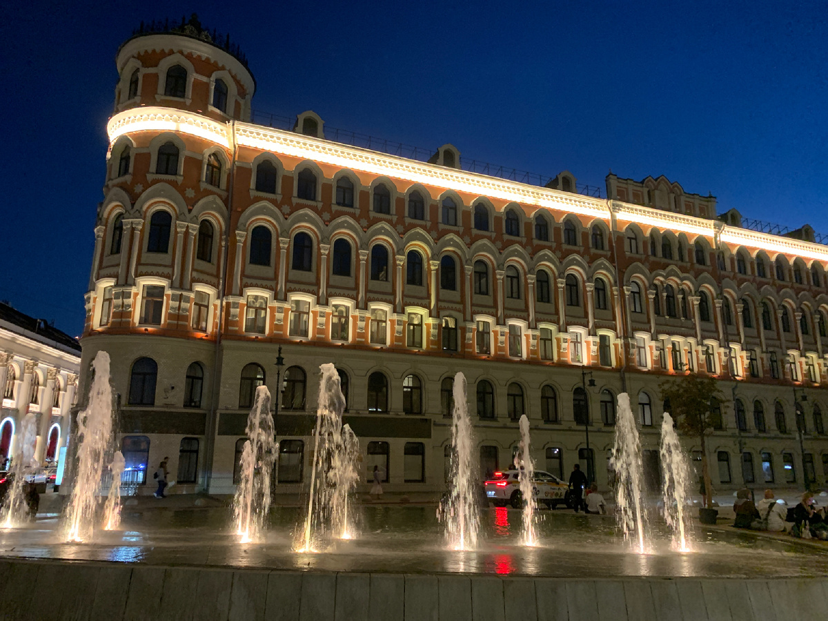 Бывший  доходный  дом Троицкого подворья. Сейчас в нём располагается Торгово-промышленная палата Российской Федерации.