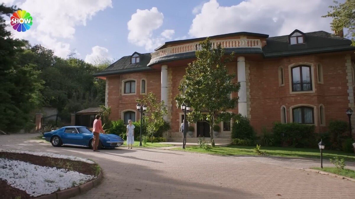 Дом семьи Караслы в сериале «Наследник». Кадр из фильма.