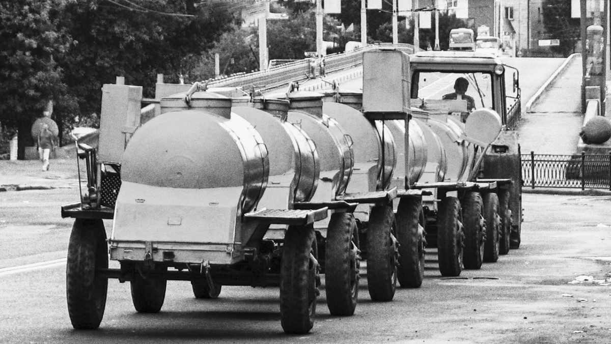 Привычная картина для прошлого века: трактор тащит собранные с района бочки на базу.  Источник: https://fishki.net/