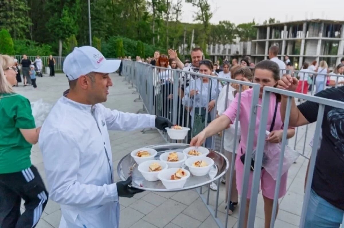    Торт в 1,5 тонны.