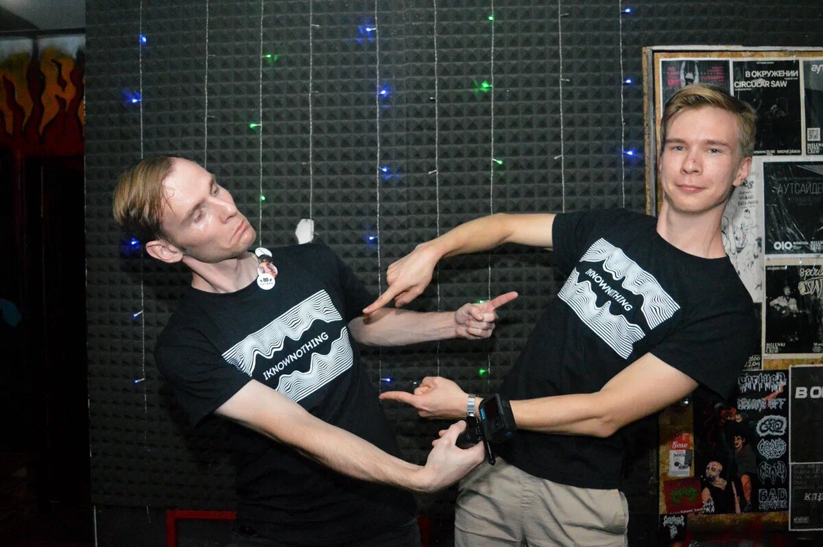 Комьюнити из Ильи и Миши в мерче. Фото от Насти, https://t.me/emoartstasey