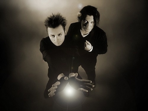 Рок - группа Агата Кристи распалась в 2010 году. В настоящий момент братья Самойловы не общаются друг с другом, но Вадим говорит, что открыт к диалогу с Глебом