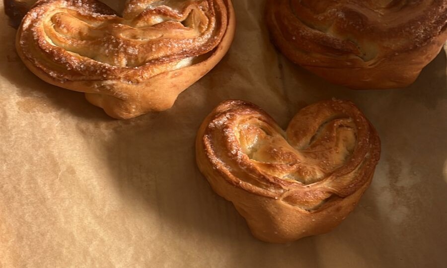 Плюшки с сахаром: рецепт нежнейших булочек из детства