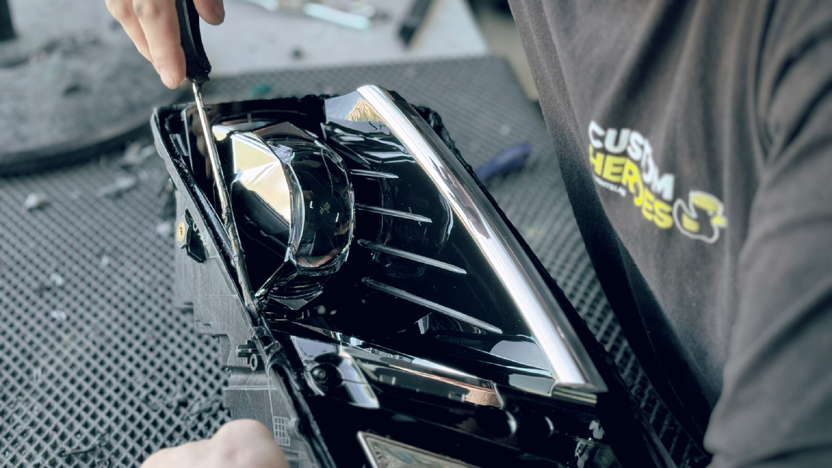 Источник фото: https://custom-heroes.ru/raboty/vid-uslugi/avtosvet/remont/skoda-octavia-a7-zamena-i-vosstanovlenie-far-s-zaschitoy-poliuretanom/